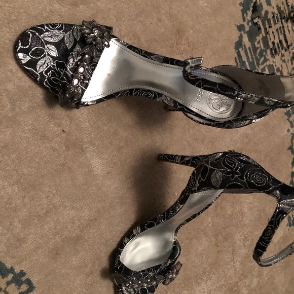 New without box Guess heels - Picture 5 of 7
